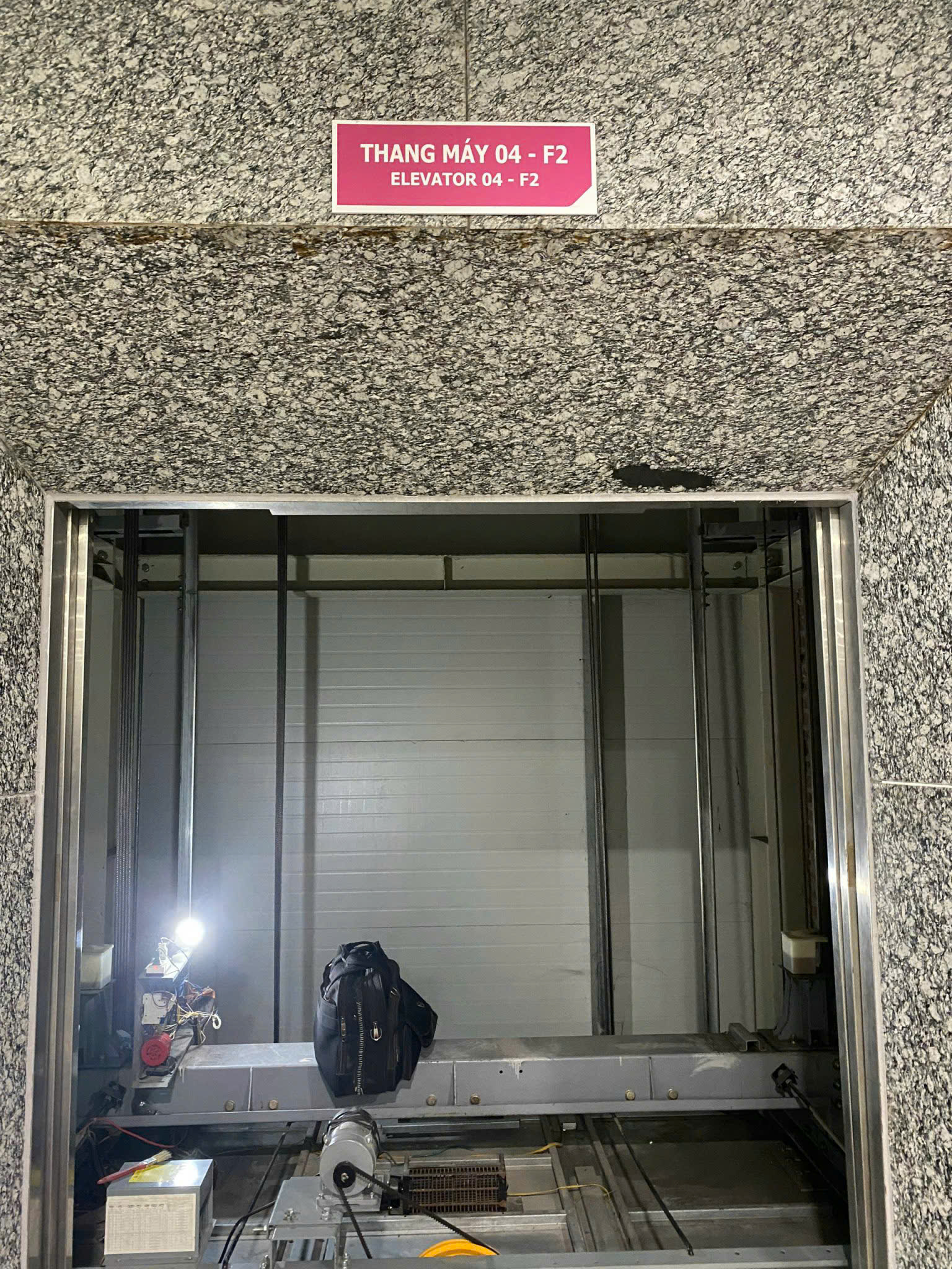 Thợ sửa thang máy tại Thái Bình